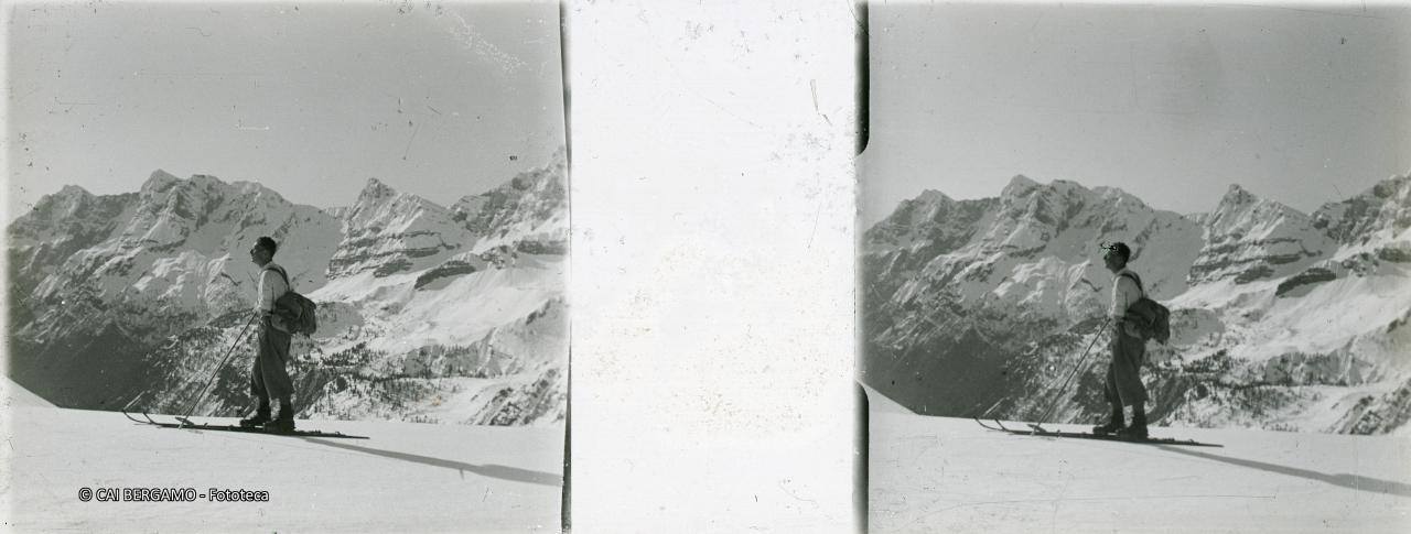 Scialpinista al passo con vista su Corna Piana e Pizzo Arera