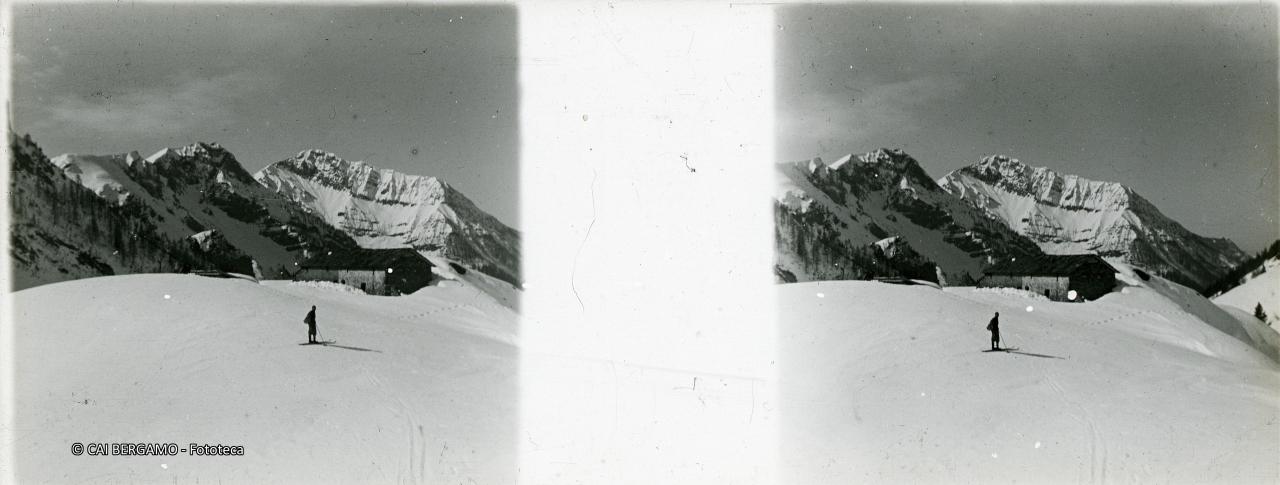 Scialpinista in sosta alla baita Bussa con vista sulla Cima Menna