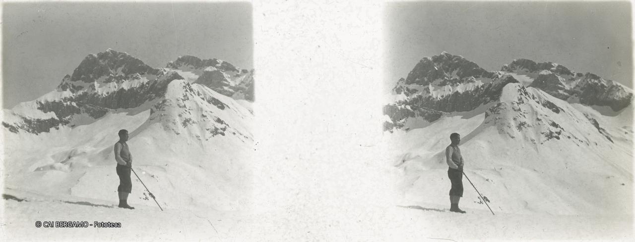 Scialpinista al passo e sullo sfondo  il Corna Piana e l'Arera