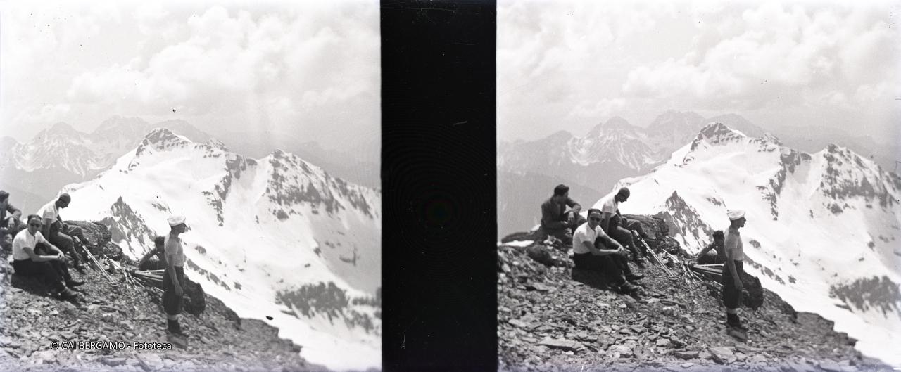 Scialpinisti in vetta al Monte Gleno con il Pizzo Tornello alla loro sinistra
