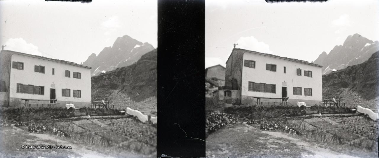 Rifugio Curò, l'allora Curò al Barbellino con retrostante Pizzo Recastello