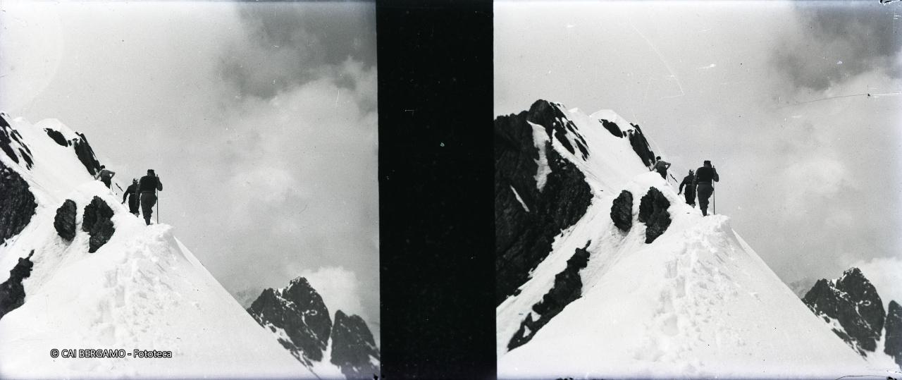 Salendo lungo cresta innevata