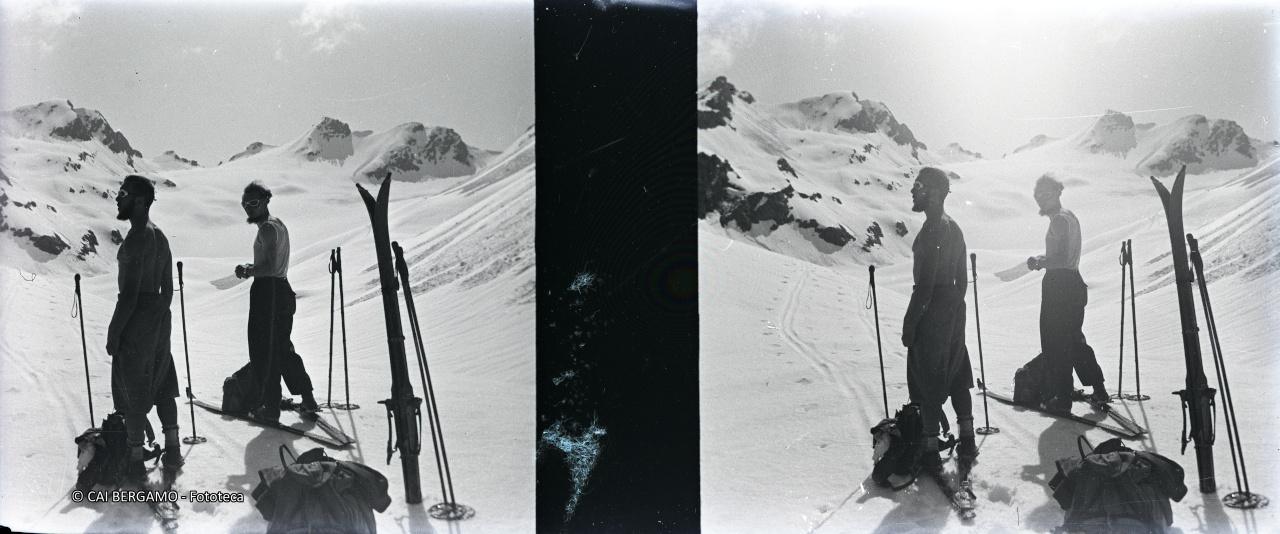 Scialpinisti in canottiera ed a torso nudo