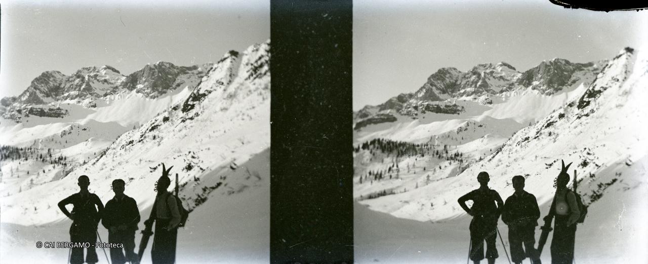 Il pizzo Arera ed il Corna Piana dalla baita Corte di Mezzo, con scialpinisti in controluce