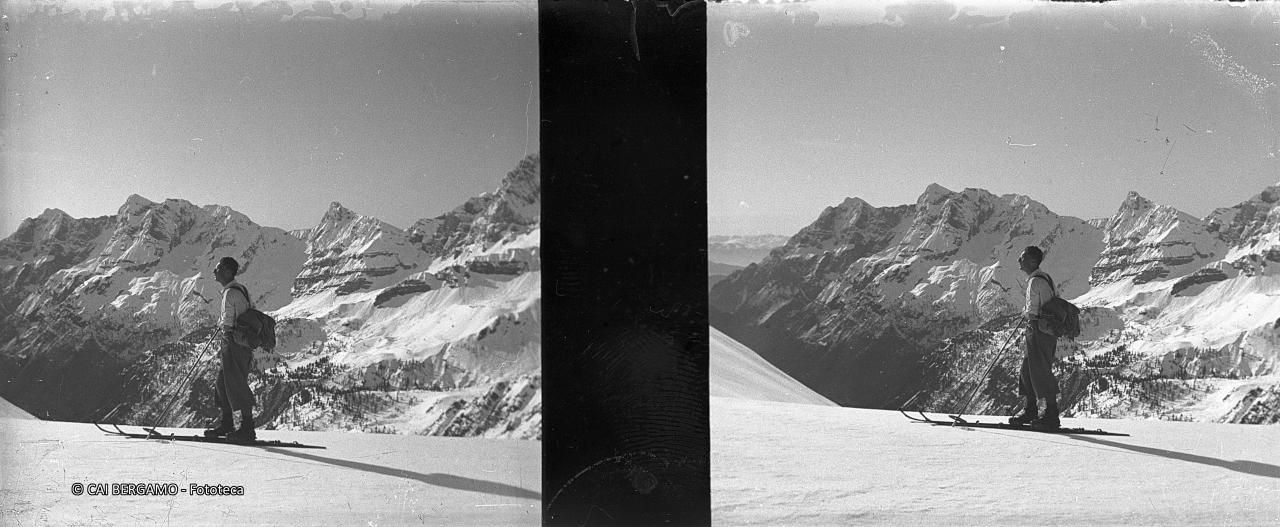 Sciatore al passo e cime sullo sondo