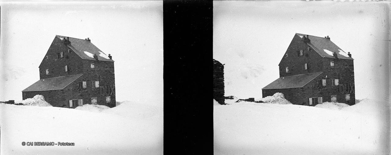 Il rifugio Teodulo con la scritta "DUX"