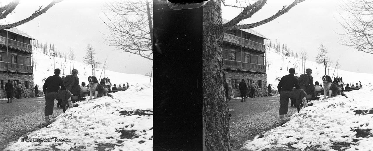 Ospiti all'esterno dell'albergo Edoardo Bich