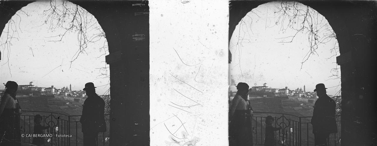 Bergamo - scorcio su città alta da via Sudorno