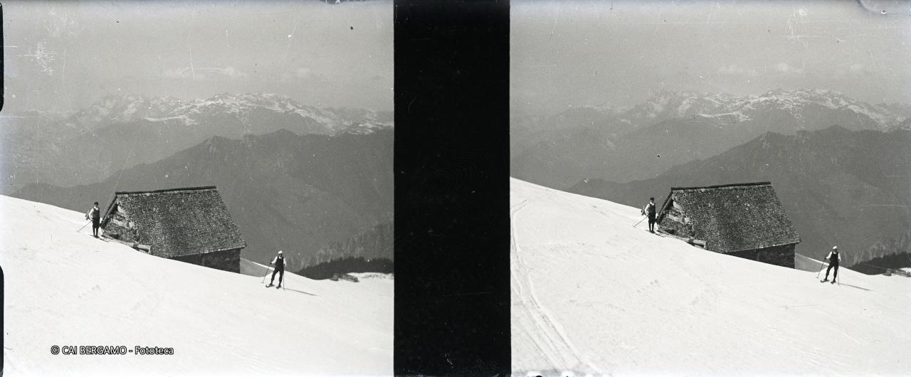 A spasso con gli ski vicino ad una baita