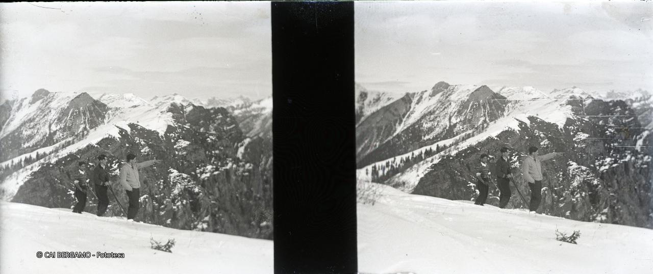 Skiatori con sguardo verso cime circostanti