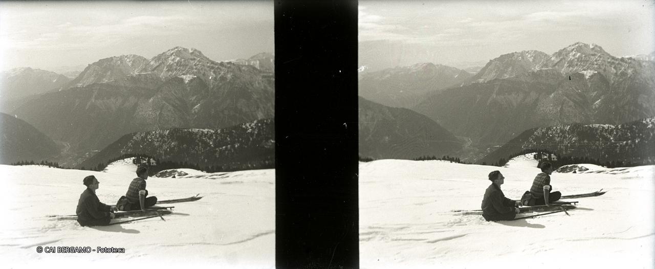 Seduti nella neve con ancora gli ski ai piedi