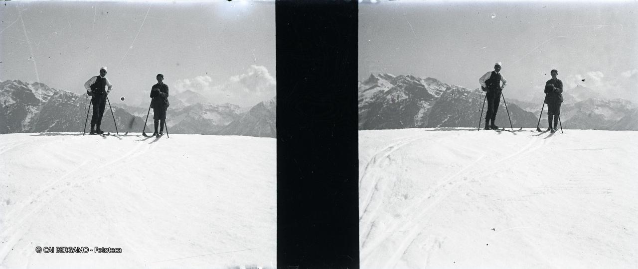 Skiatori prima della discesa con alle spalle le Orobie