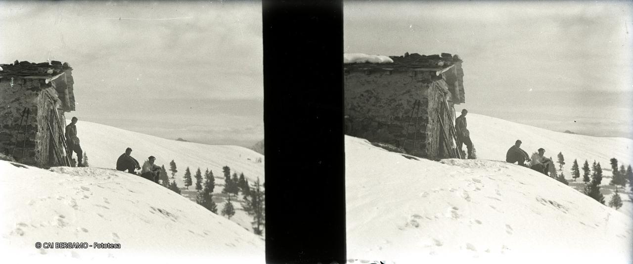 Skiatori in relax vicino ad una baita