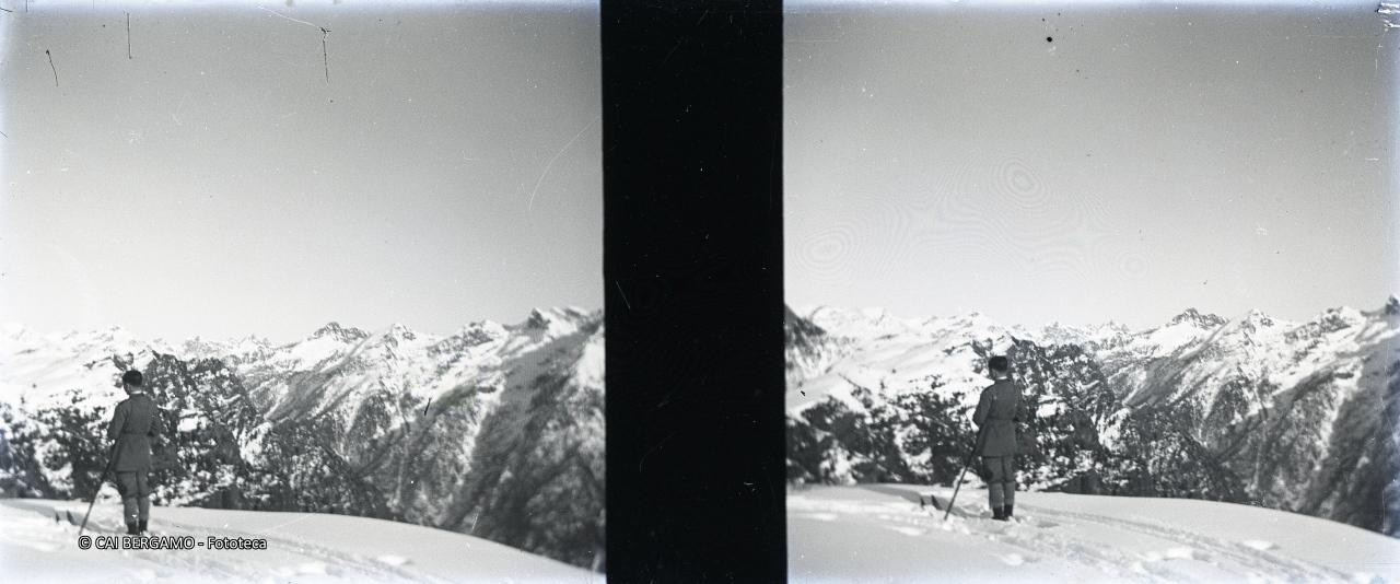 Elegante skiatore con sguardo verso le Orobie