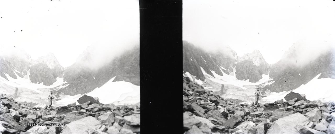 Su fasciume di massi con retrostante vedretta del Trobio