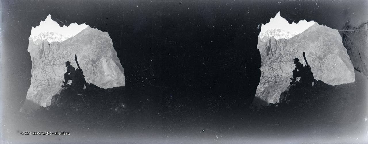 Scorcio dalla grotta con sciatore e sci