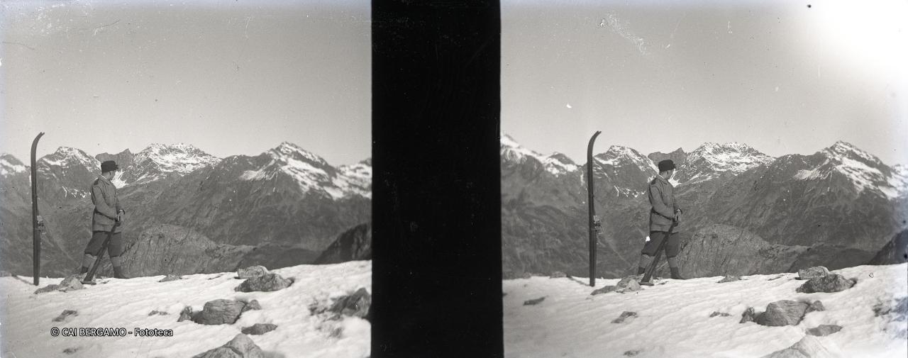 Sguardo a valle con sci al sole