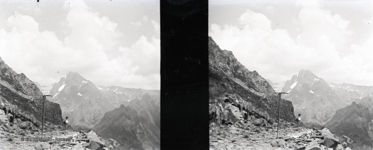 Piccozza, escursionista in lontananza ed il Coca sullo sfondo