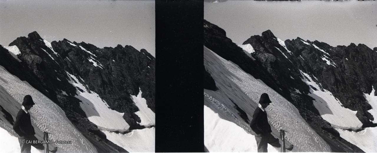 Nino Agazzi con le mani in tasca  per uno sguardo verso la valle