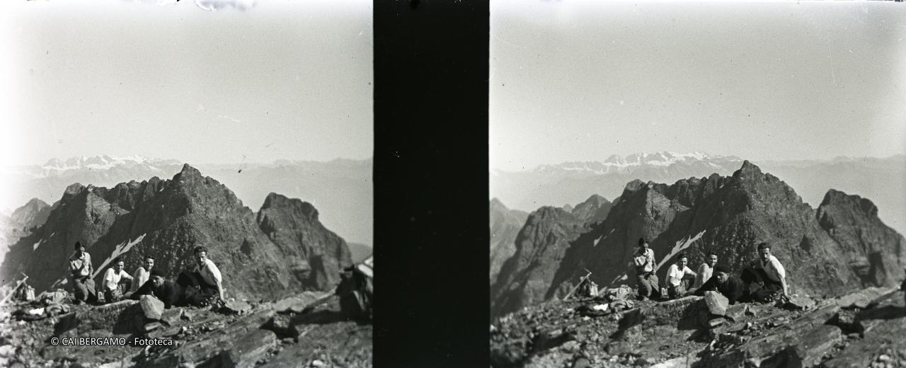 Un meritato relax sulla cima del Redorta con vista sullo Scais ed il Bernina in lontananza