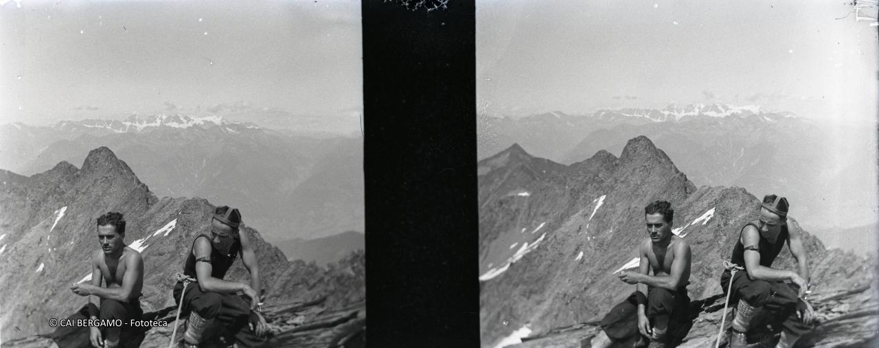 A torso nudo ed in canottiera