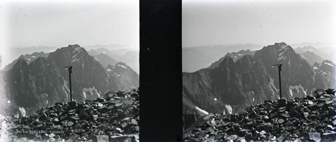 Piccozza solitaria sul Redorta con pizzo Coca sullo sfondo