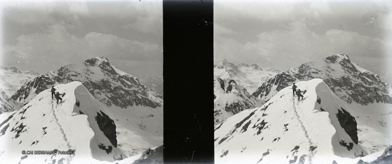 Camminando sulla cresta innevata  del Madonnino e sullo sfondo il Cabianca