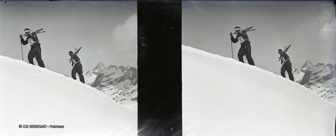 Copia di concorrenti con il n.13, a piedi lungo un crinale, sullo sfondo il Diavolo di Tenda ed il Grabiasca