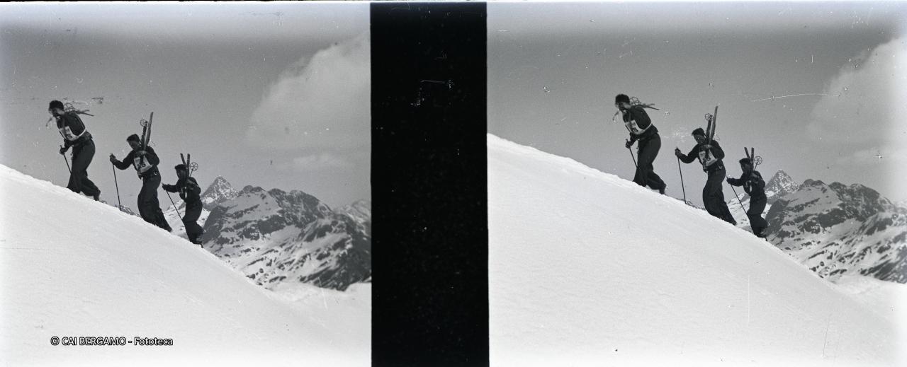 Concorrenti a piedi lungo un crinale, sullo sfondo Diavolo di Tenda ed il Grabiasca