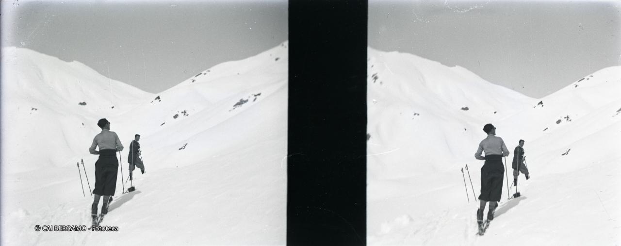 Due scialpinisti verso il passo di Valmora