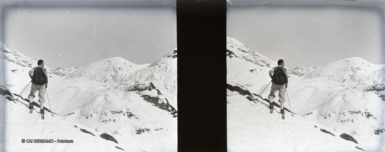 Scialpinista di spalle