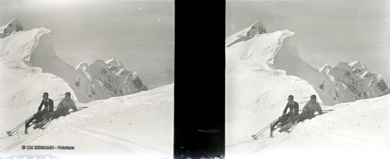 Sciatori seduti alla forcella di Valmora
