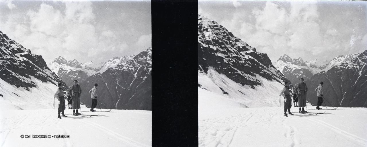 Scialpinisti su pianoro con sullo sfondo …