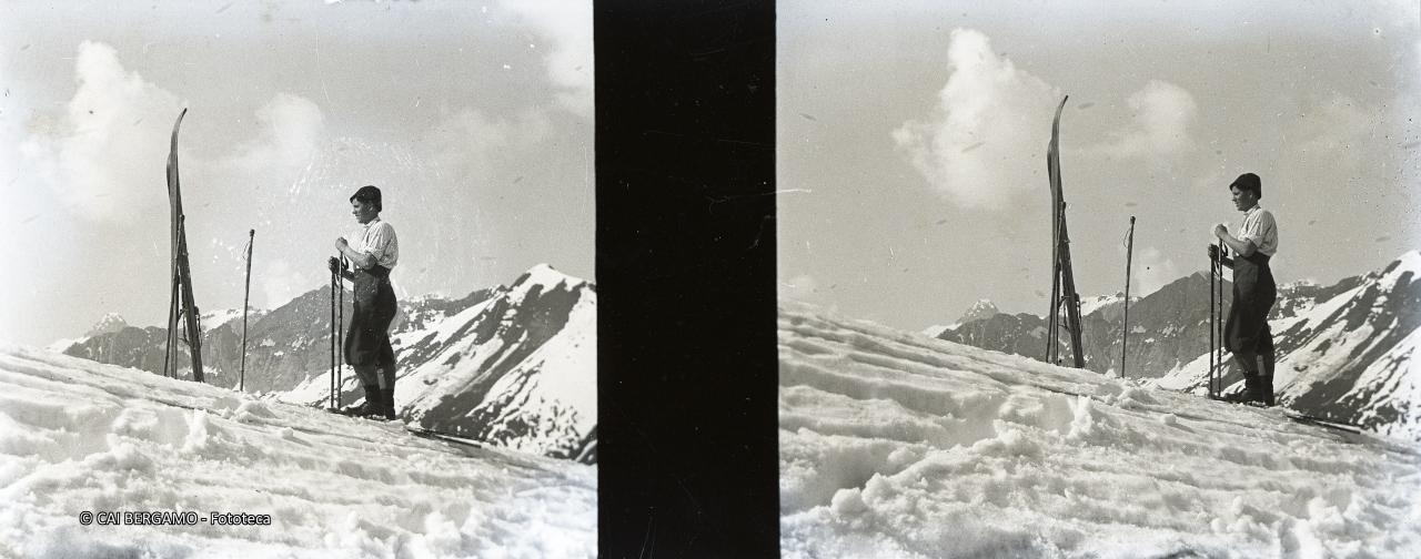 Scialpinista in sosta con sci fissati nella neve