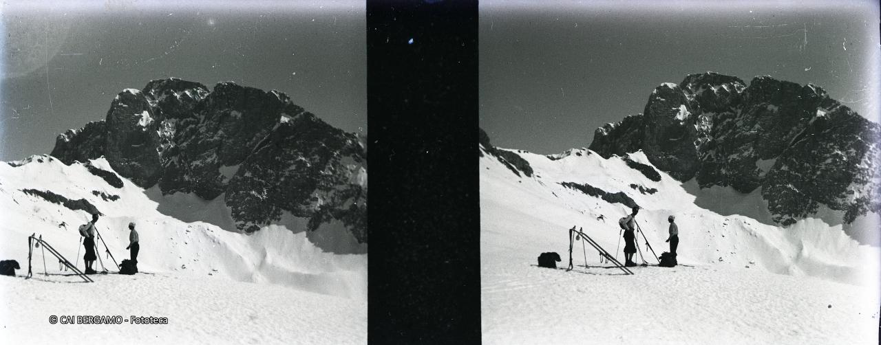 Scialpinisti in relax sotto lo sguardo della Presolana