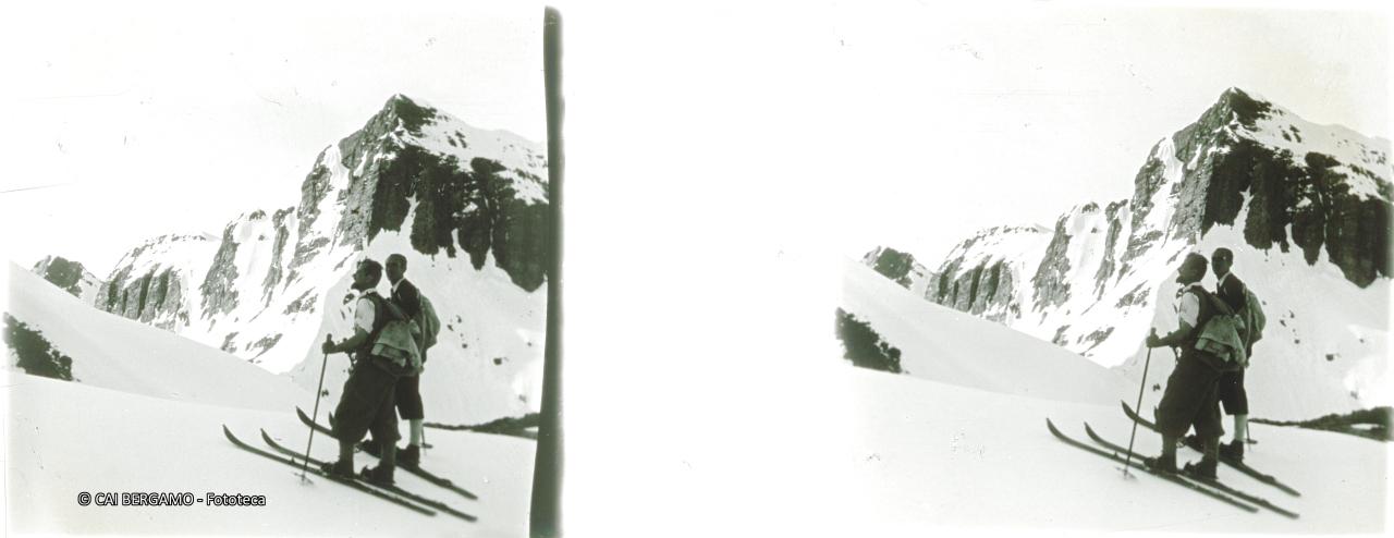 Scialpinisti in cima alla Val Sanguigno con vista su spigolo del Pizzo Farno