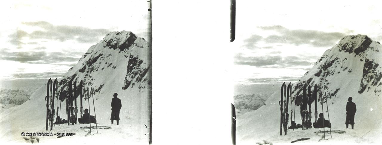 Scialpinisti e sci a riposo con il Grem sullo sfondo