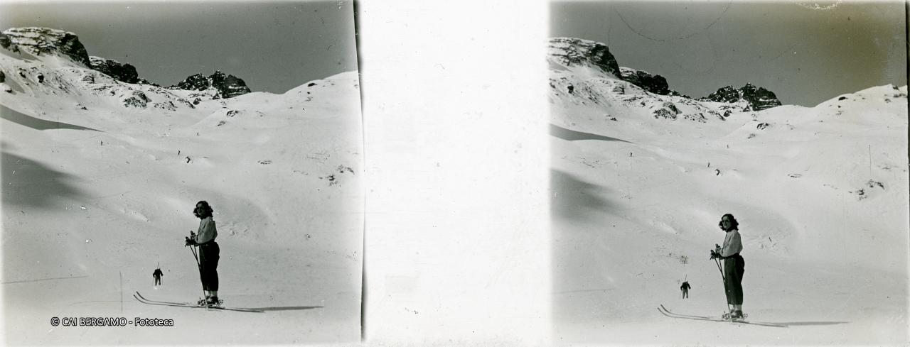 Sciatrice in primo piano ed altri sciatori sullo sfondo