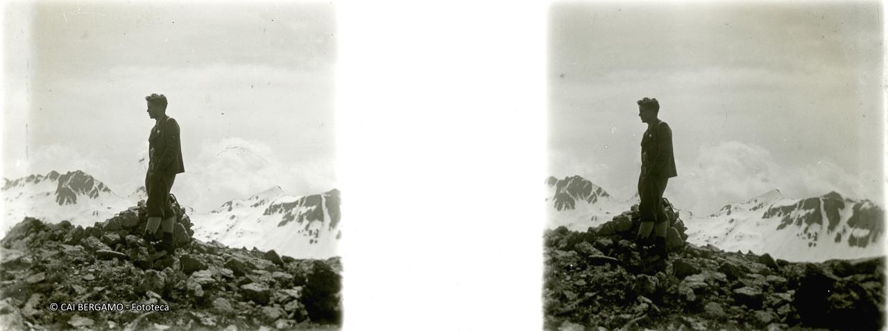 Profilo di scialpinista con sfondo su ...