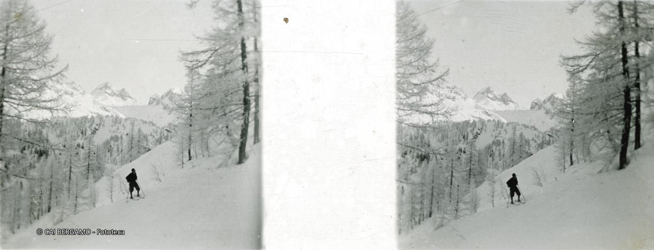 Scialpinista con sfondo Diavolo di Tenda, Diavolino, passo di Valsecca e Grabiasca