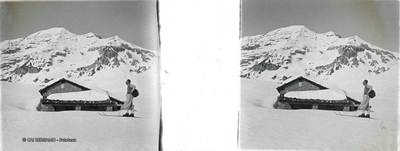 Scialpinista davanti a baita Camplano (??)