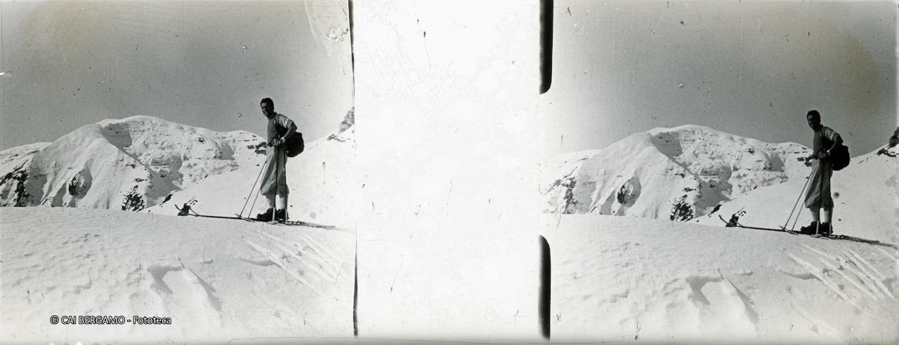 Scialpinista con sguardo verso ...