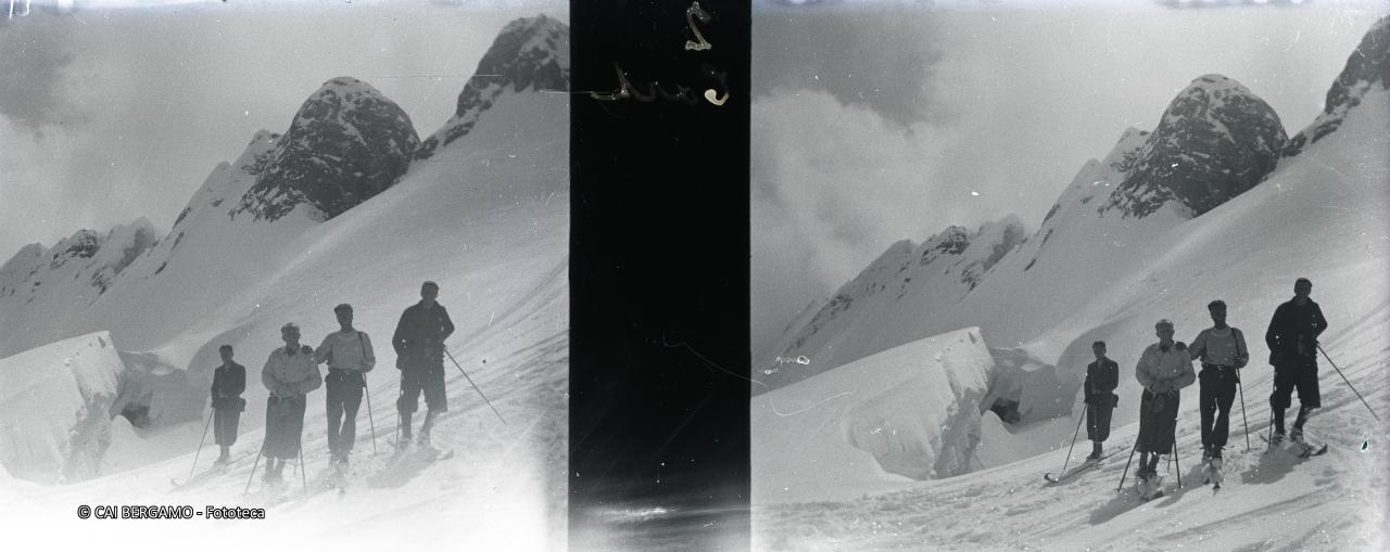 Foto ricordo sugli sci e con crepaccio alle spalle