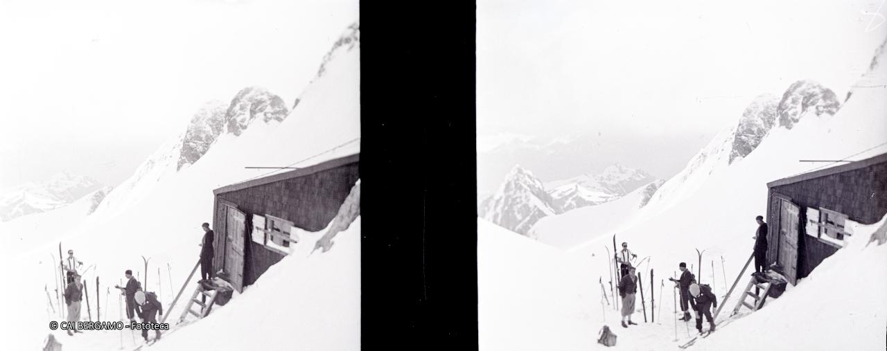 Sciatori fuori dalla capanna Marmolada