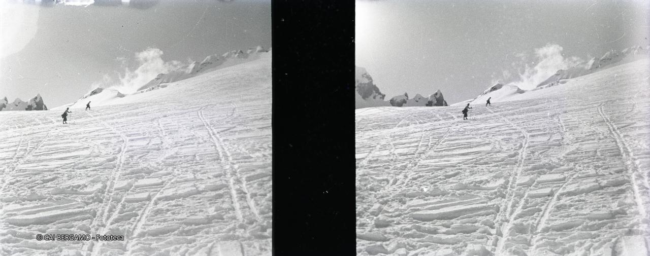 Discesa in cristiania, su pista battuta con gli sci