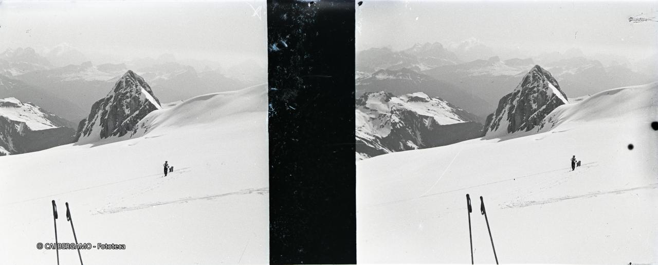 Salendo con gli sci a zig zag verso punta Rocca