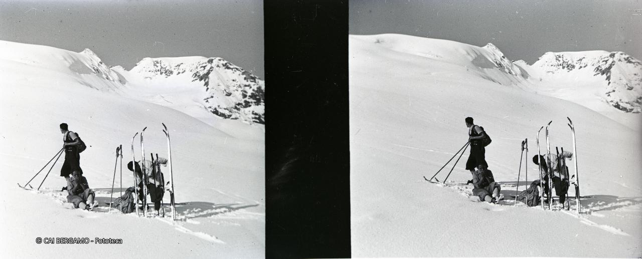 Sosta sul pendio innevato con sci e zaini a riposo