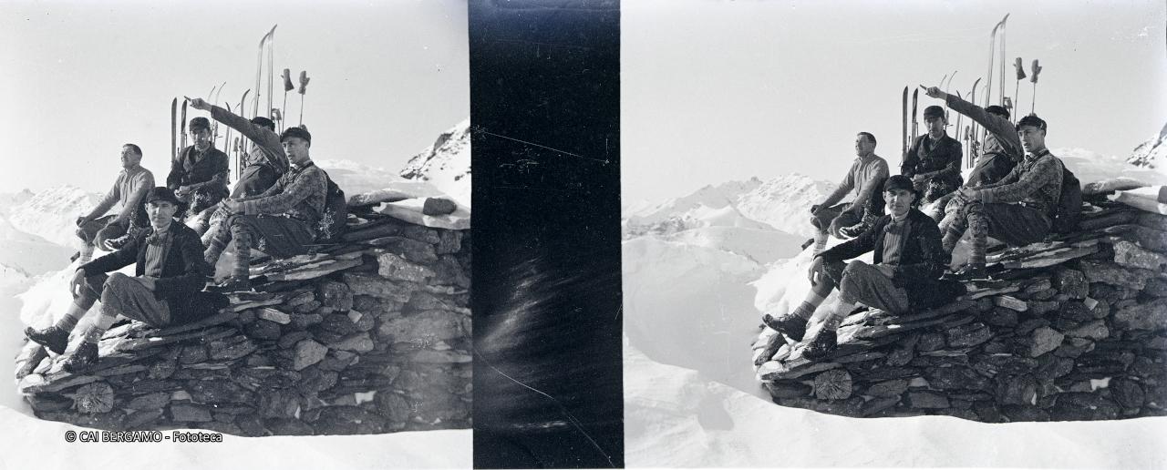 Seduti sopra il tetto di una 'vecchia' baita