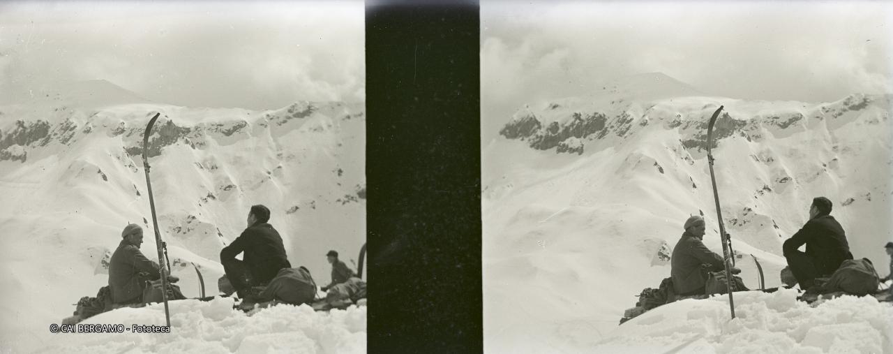 Zaini a terra e sosta sul poco spazio senza neve