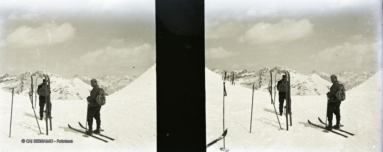 Sciatori ormai al Passo San Simone, con vista sulla 'regione' di San Marco, con il Ponteranica